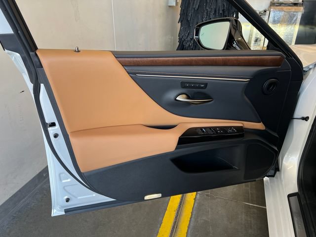 Used 2025 Lexus ES 300h w/ Premium Package FWD image 33