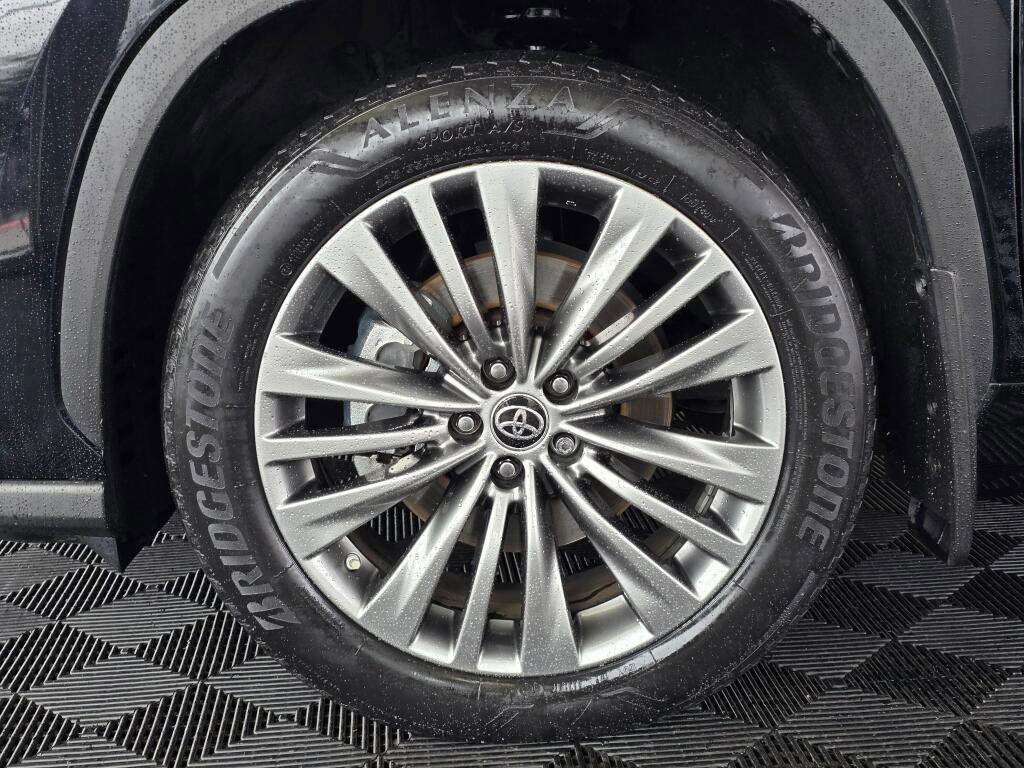 Used 2021 Toyota Highlander Platinum image 11