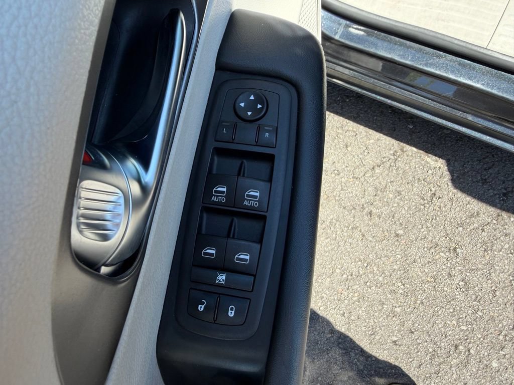Used 2023 Chrysler Pacifica Touring-L FWD image 14