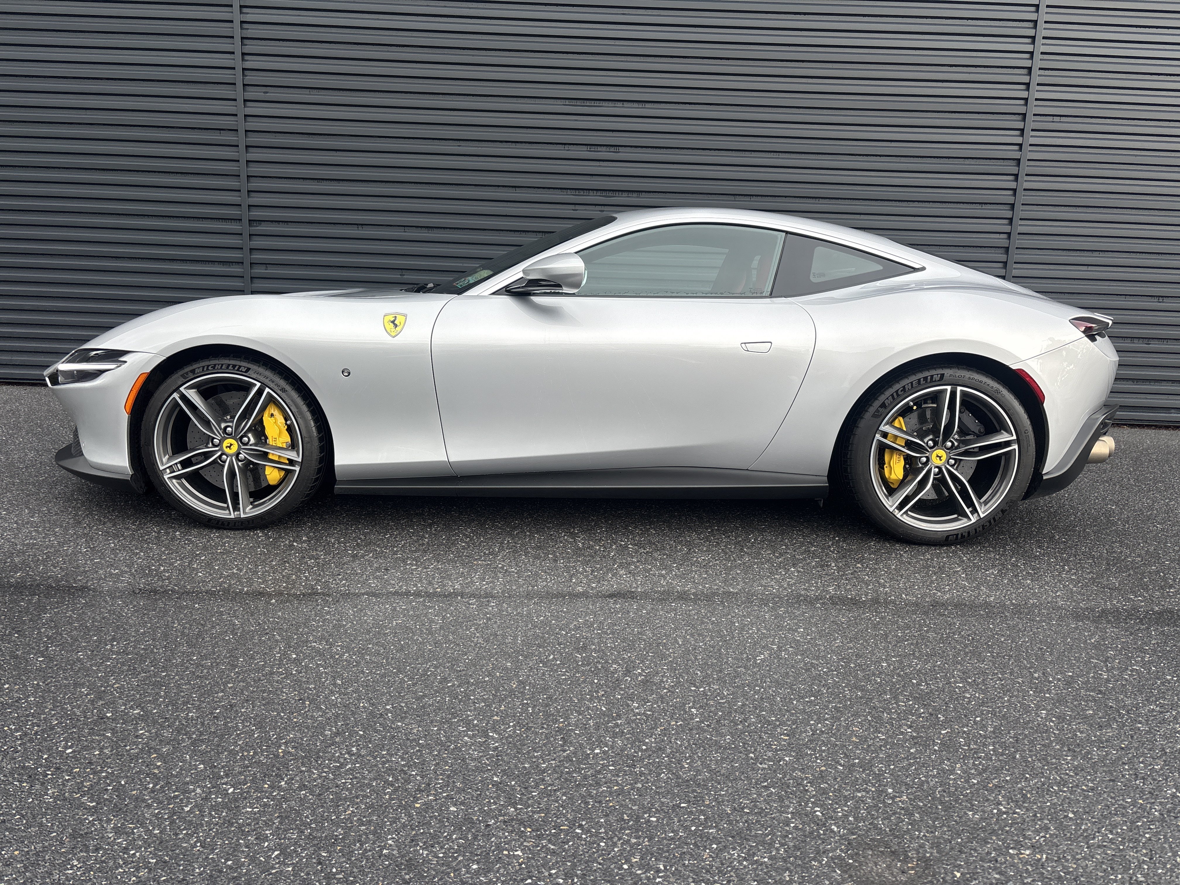 Used 2022 Ferrari Roma RWD image 2