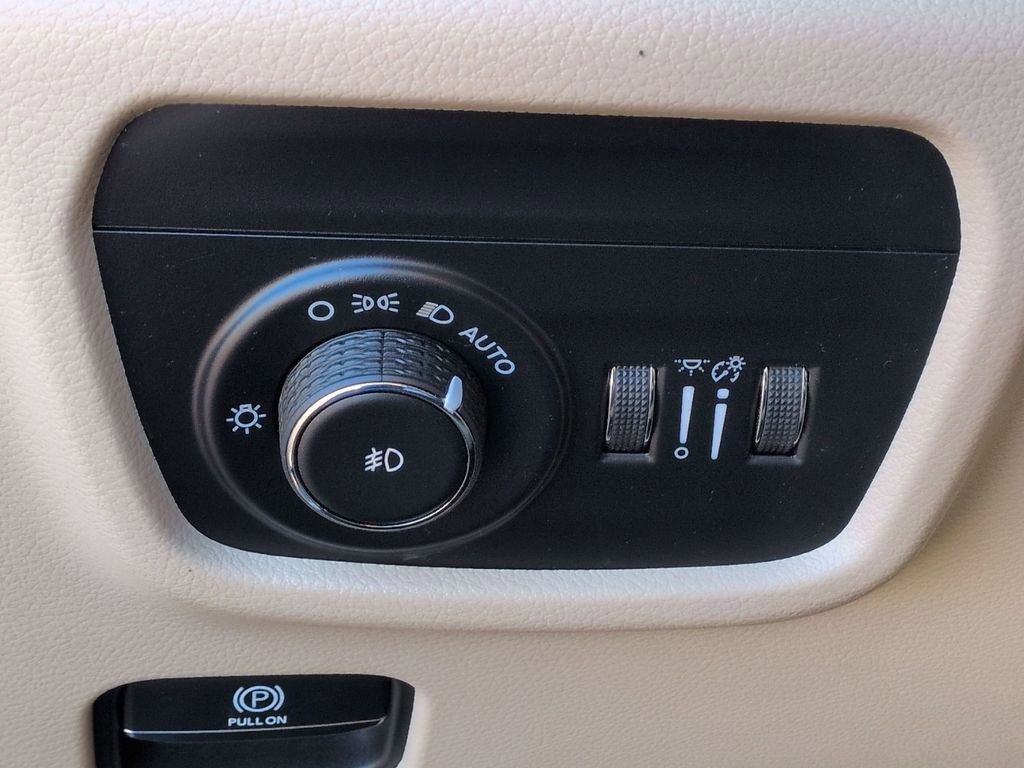 Used 2023 Jeep Grand Cherokee Limited w/ Luxury Tech Group II image 26