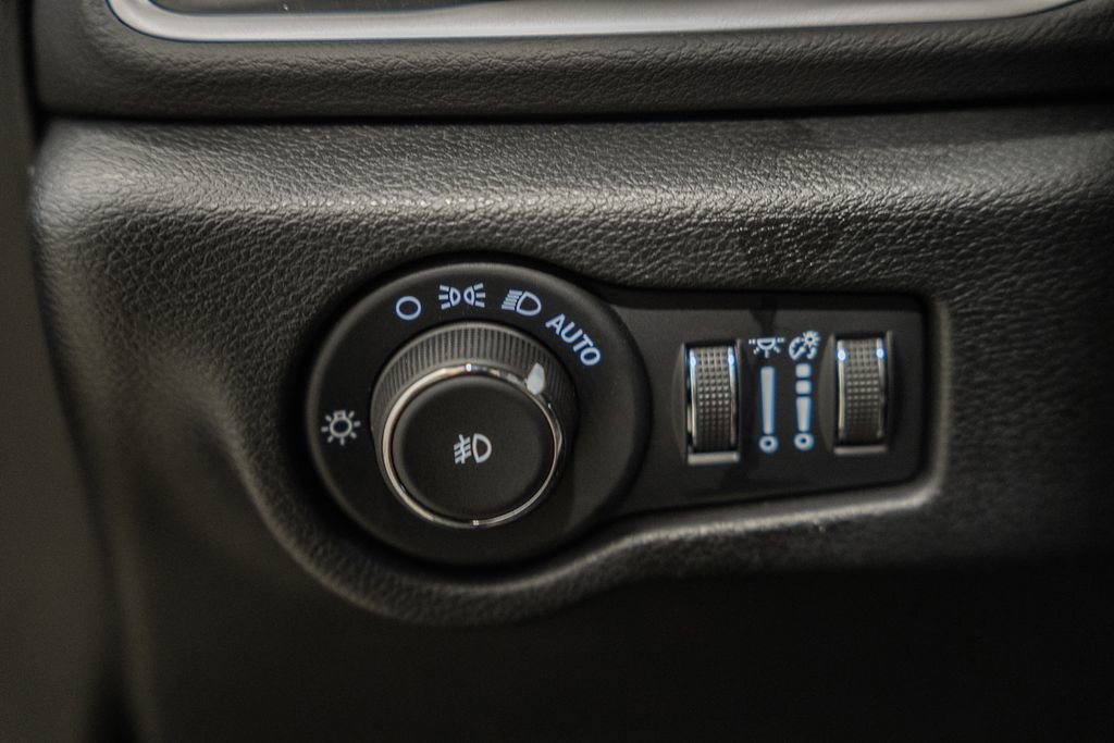 Used 2025 Chrysler Pacifica Select image 46