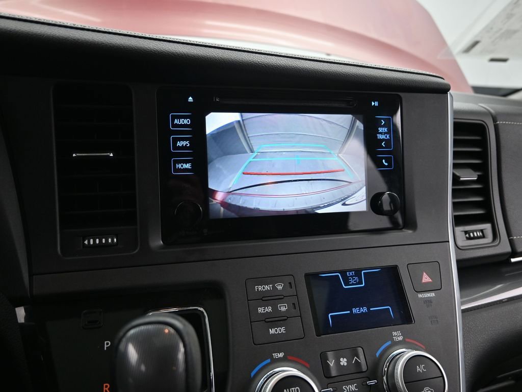 Used 2015 Toyota Sienna SE image 38
