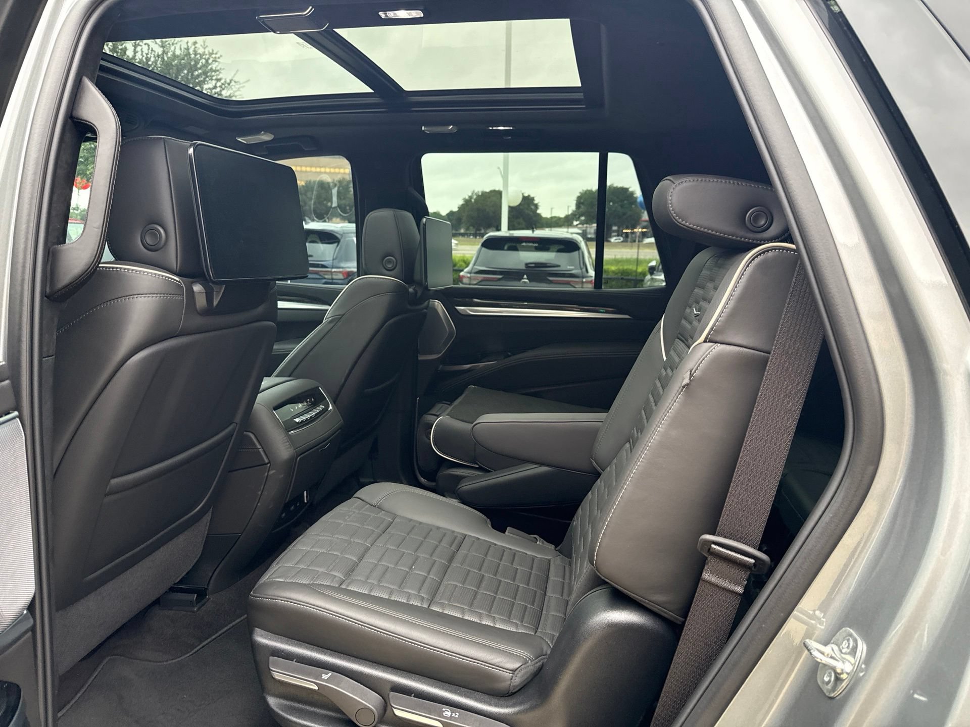 Used 2025 Cadillac Escalade V AWD/4WD image 5