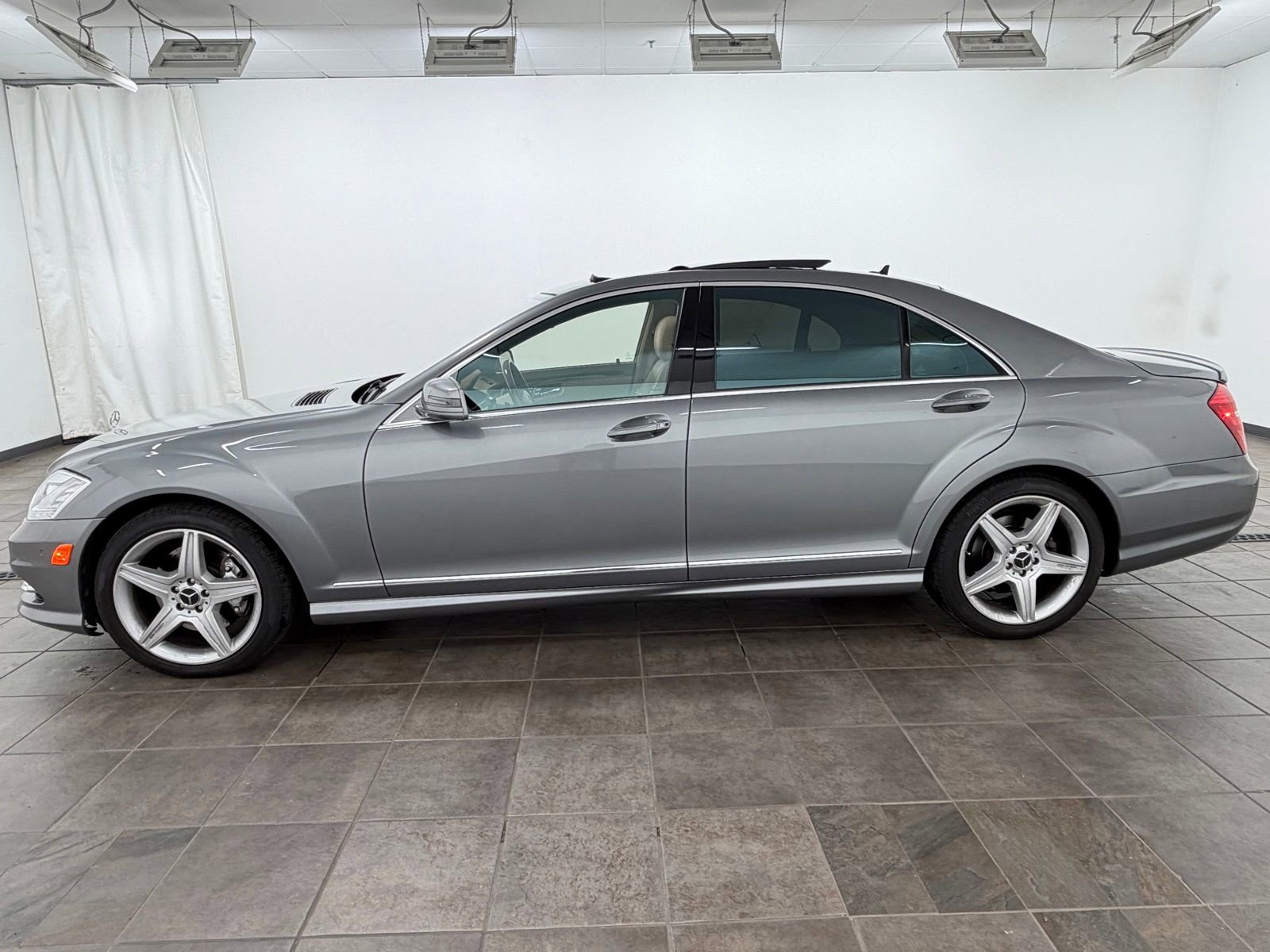 Used 2011 Mercedes-Benz S 550 4MATIC image 3