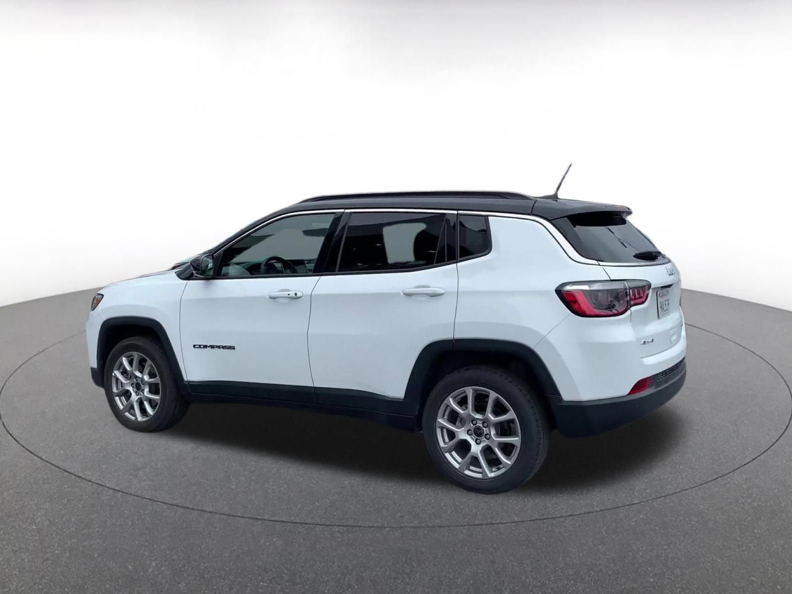 Used 2025 Jeep Compass Limited AWD/4WD image 10