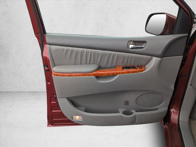 Used 2010 Toyota Sienna XLE FWD image 21