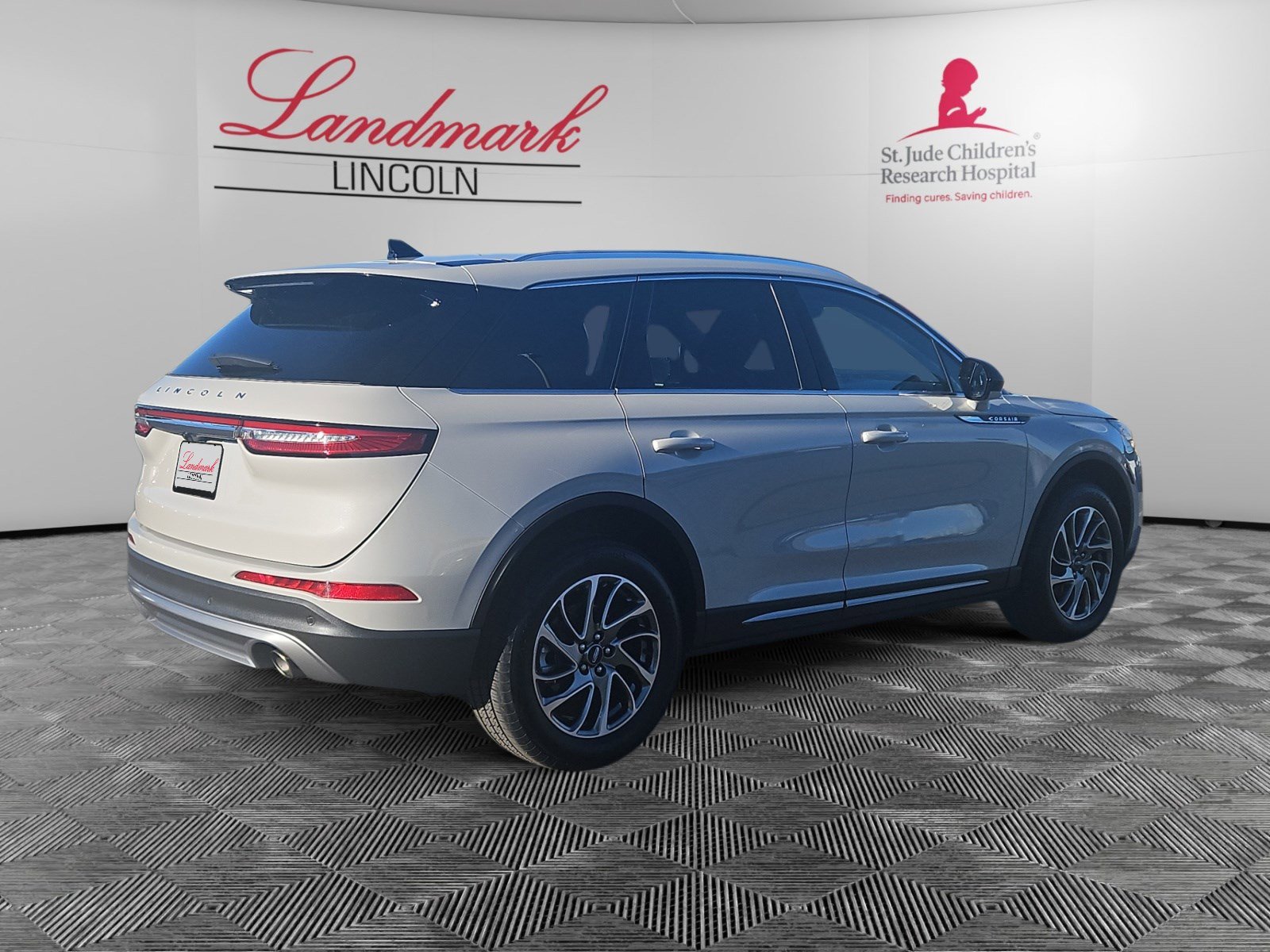 Certified 2022 Lincoln Corsair Standard w/ Equipment Group 101A image 5