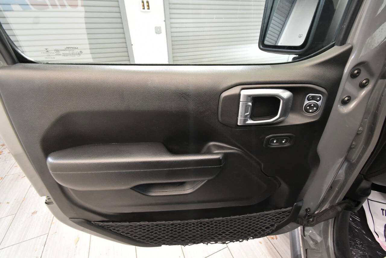 Used 2022 Jeep Gladiator Rubicon w/ LED Lighting Group AWD/4WD image 13