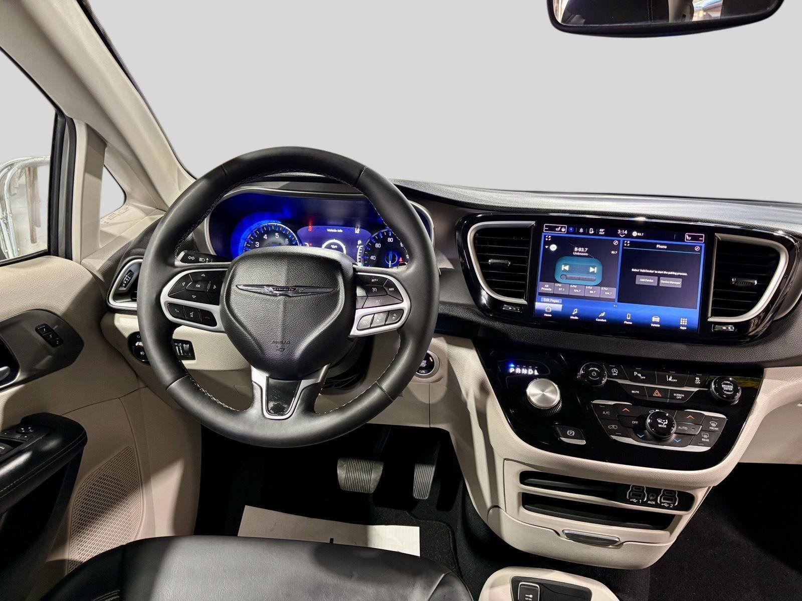 Used 2023 Chrysler Pacifica Touring-L FWD image 8
