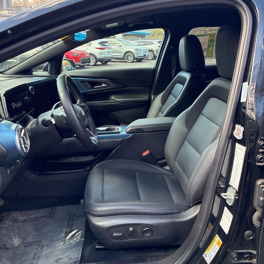 Used 2025 Chevrolet Equinox EV LT w/ Convenience Package image 15