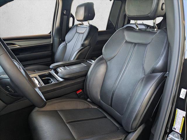 Certified 2025 Jeep Wagoneer Series II w/ Convenience Group I AWD/4WD image 16