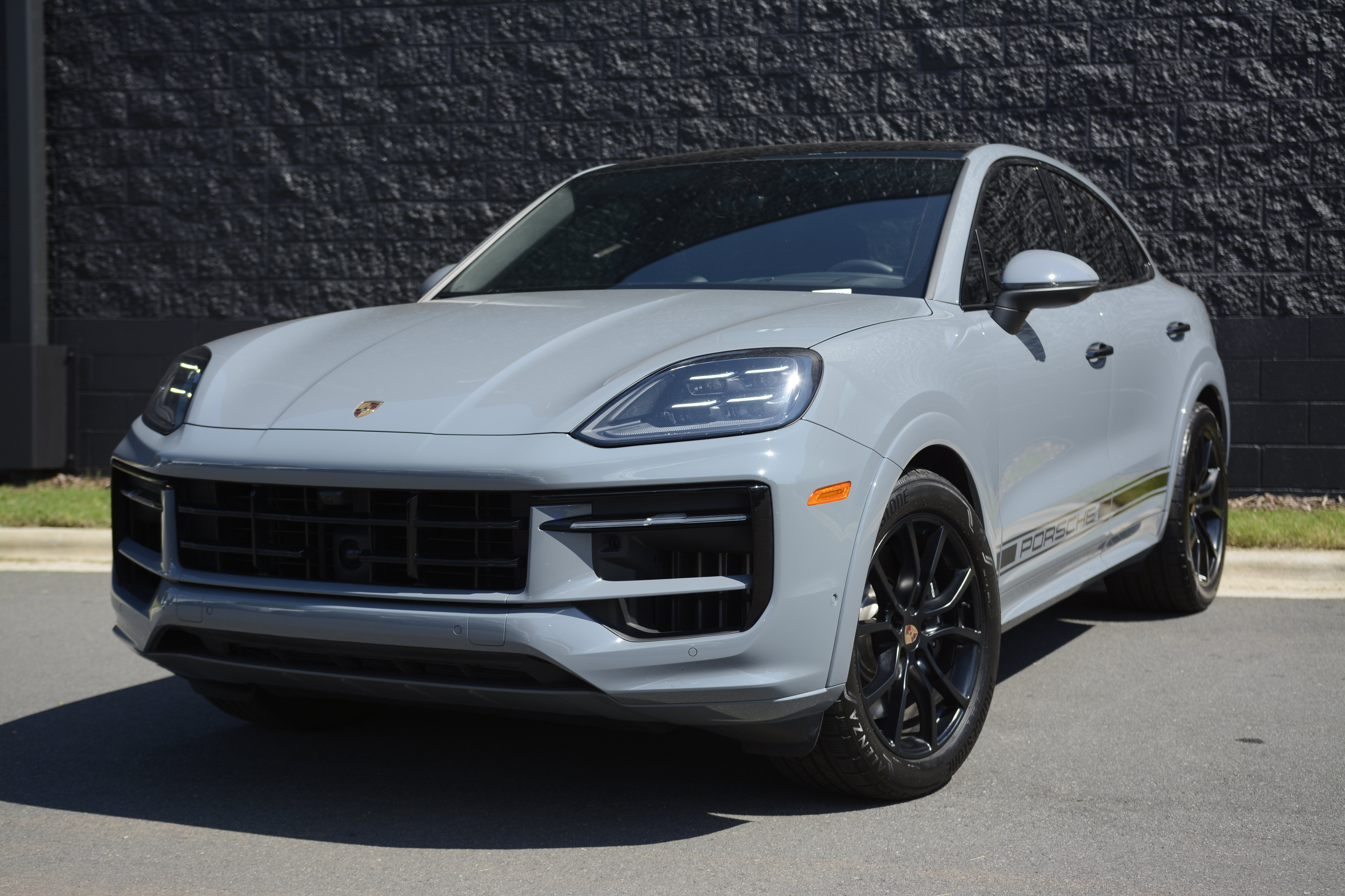 Certified 2025 Porsche Cayenne S AWD/4WD image 1