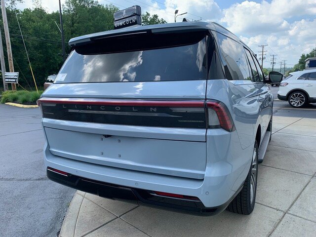 New 2027 Lincoln Navigator Premiere AWD/4WD image 6