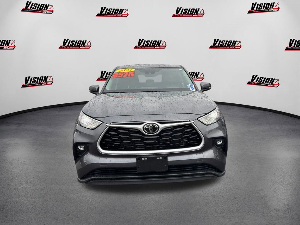 Used 2023 Toyota Highlander LE image 2