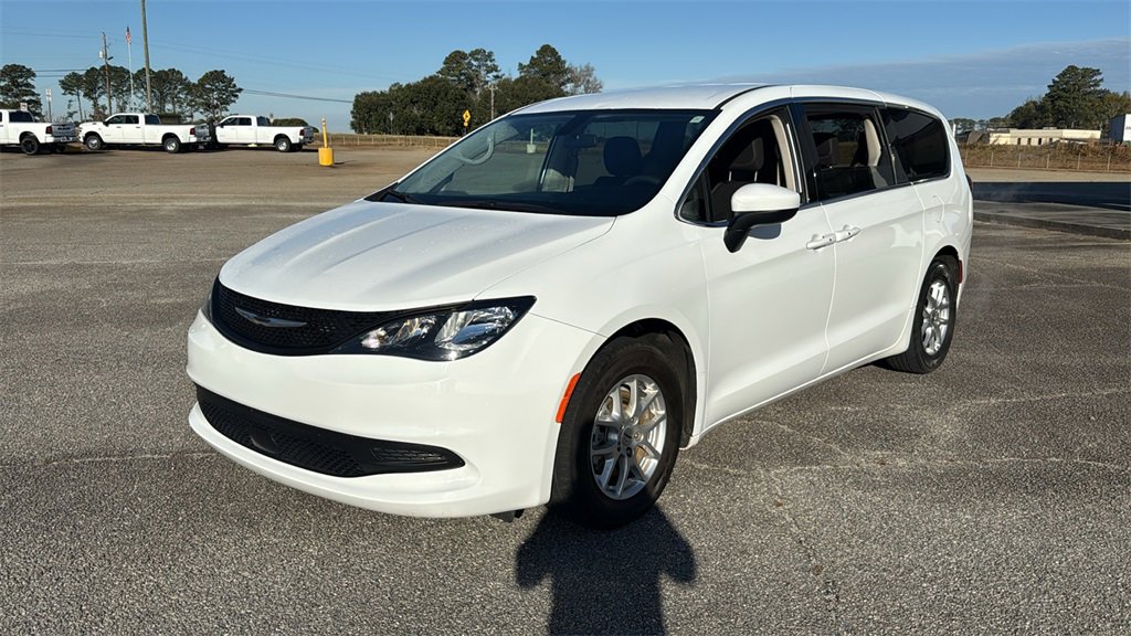 Used 2022 Chrysler Voyager LX image 4