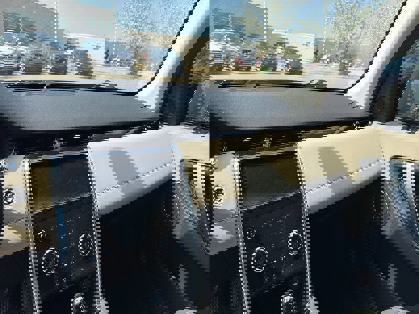 Used 2020 Land Rover Discovery Sport SE image 21