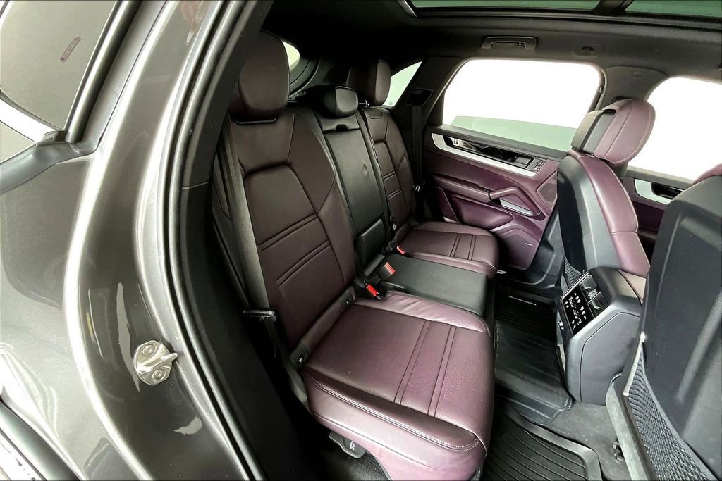 Used 2024 Porsche Cayenne image 36