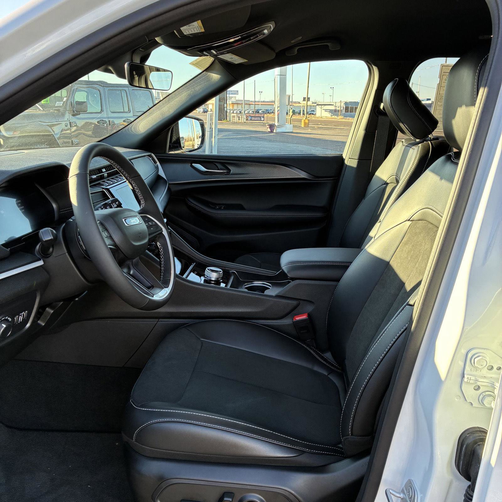 New 2025 Jeep Grand Cherokee L Altitude image 4