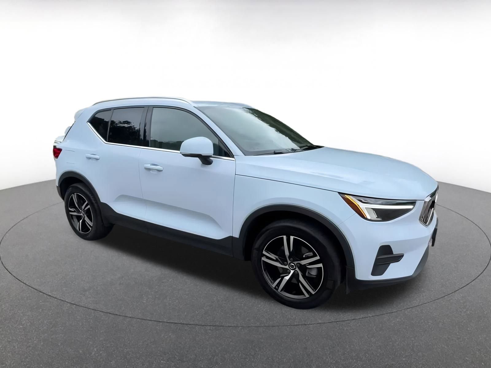 Used 2024 Volvo XC40 B5 Core image 2