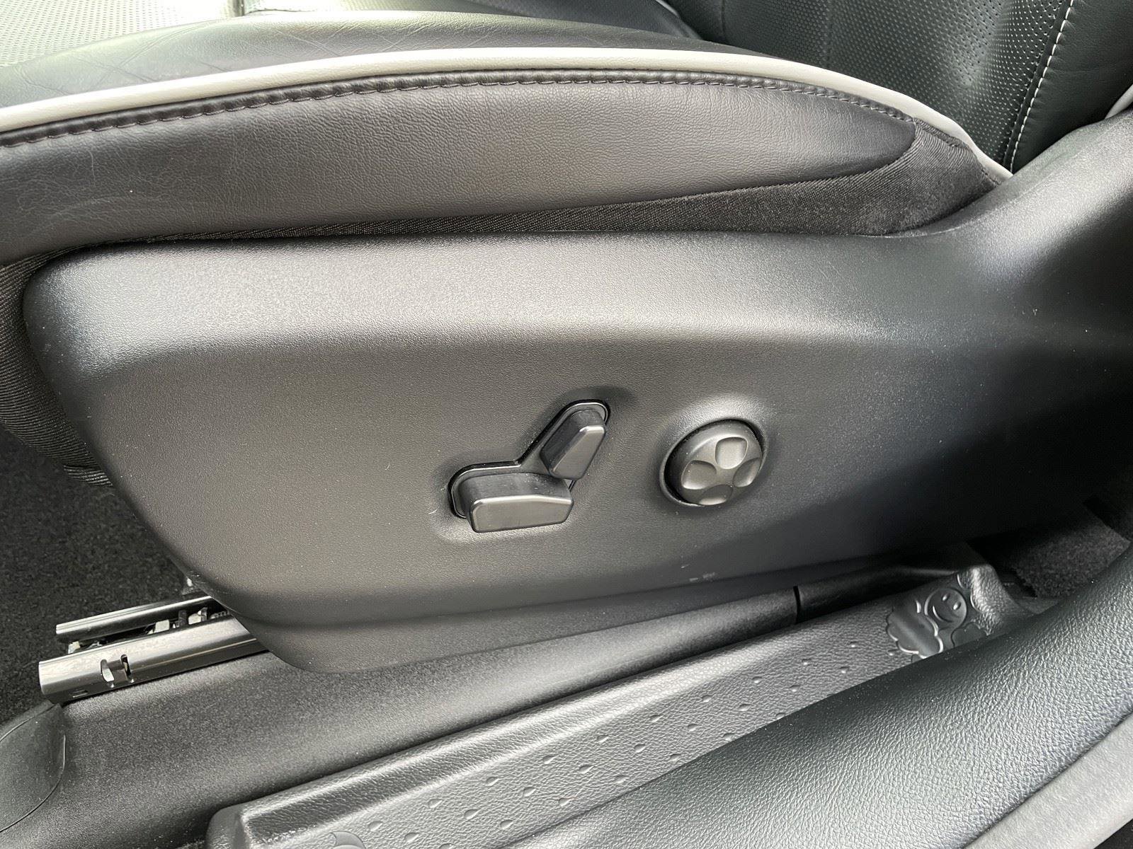 Certified 2025 Chrysler Pacifica Limited image 12