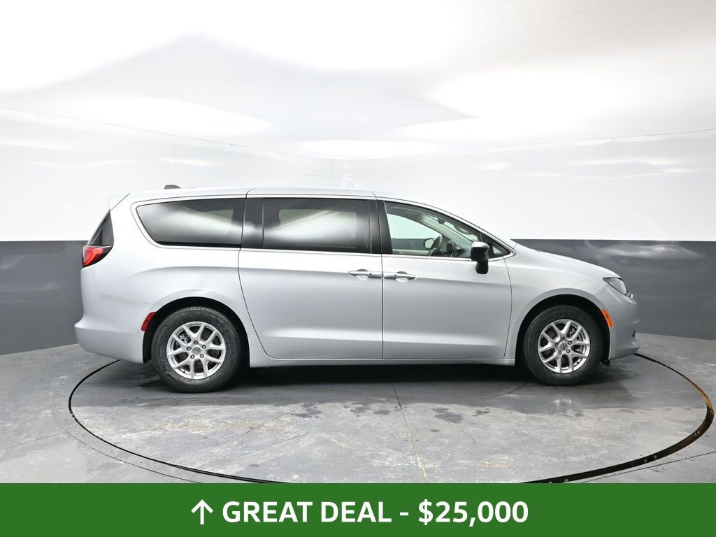 Used 2024 Chrysler Voyager LX image 2