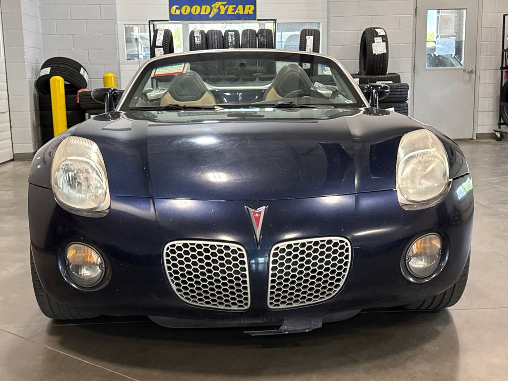 Used 2006 Pontiac Solstice Convertible w/ Premium Package RWD image 2