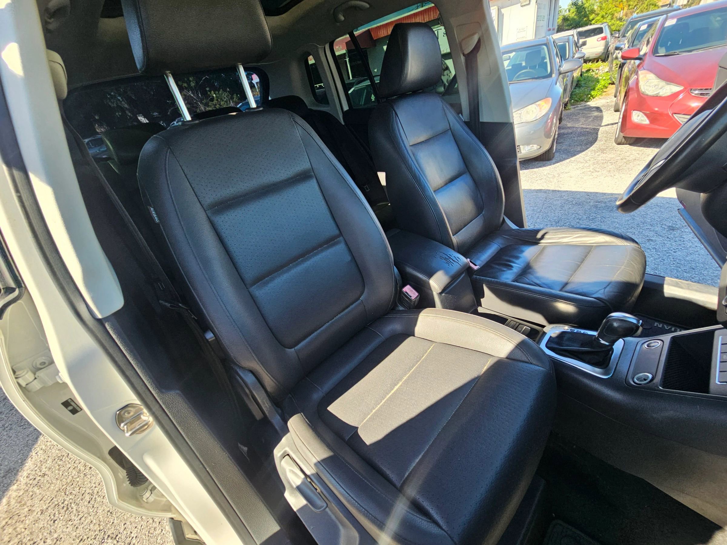 Used 2011 Volkswagen Tiguan SEL image 19