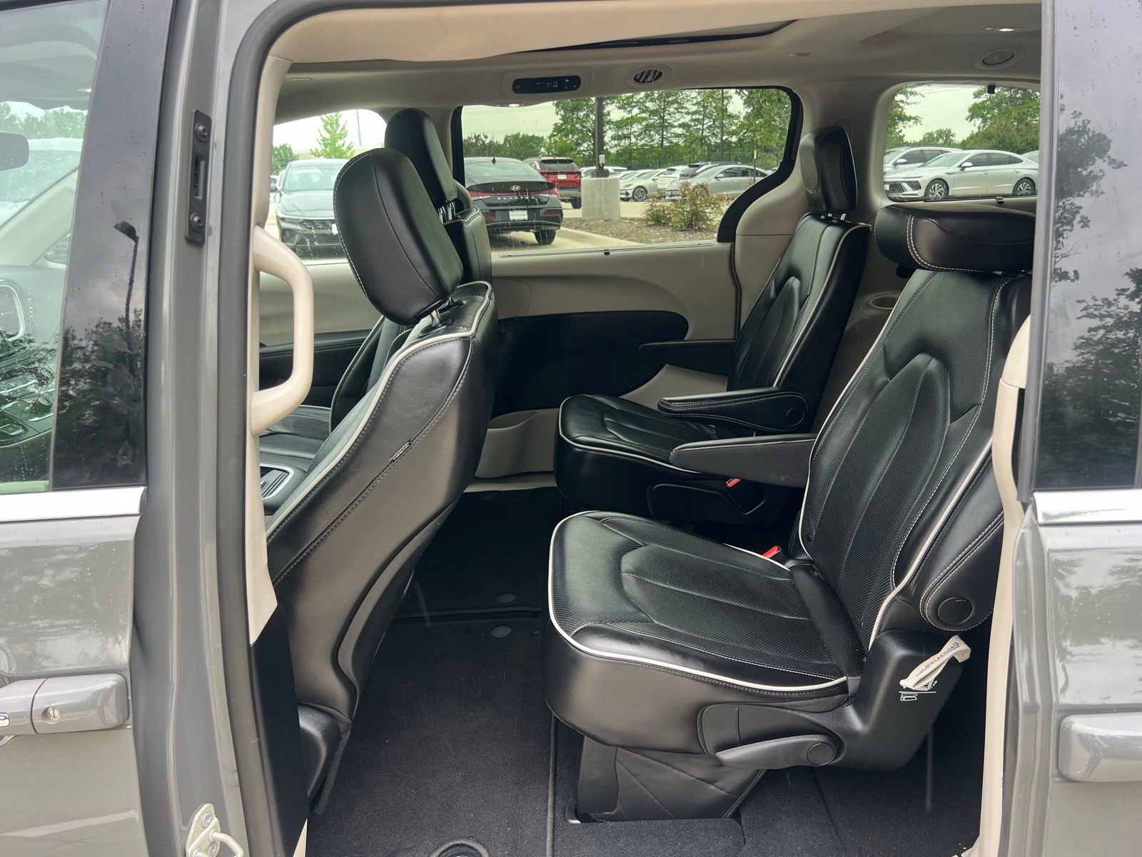 Used 2023 Chrysler Pacifica Limited FWD image 18