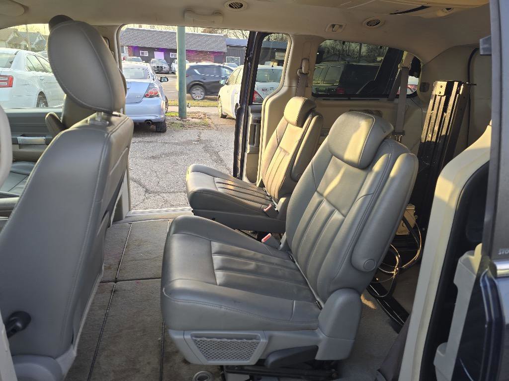 Used 2008 Chrysler Town & Country Touring image 10