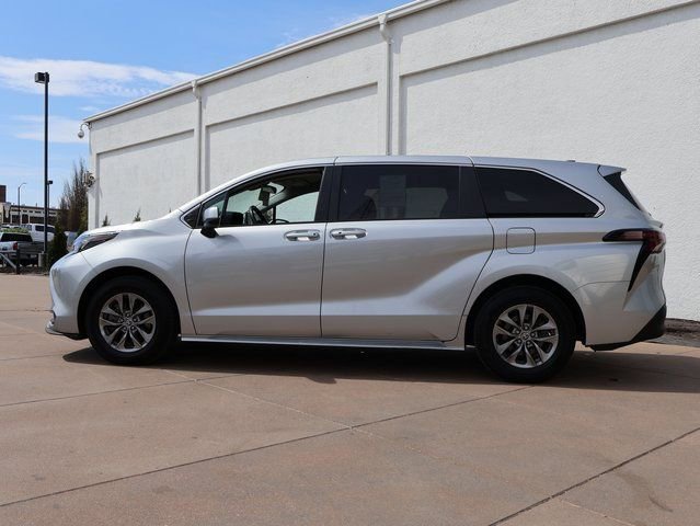 Used 2024 Toyota Sienna LE image 3