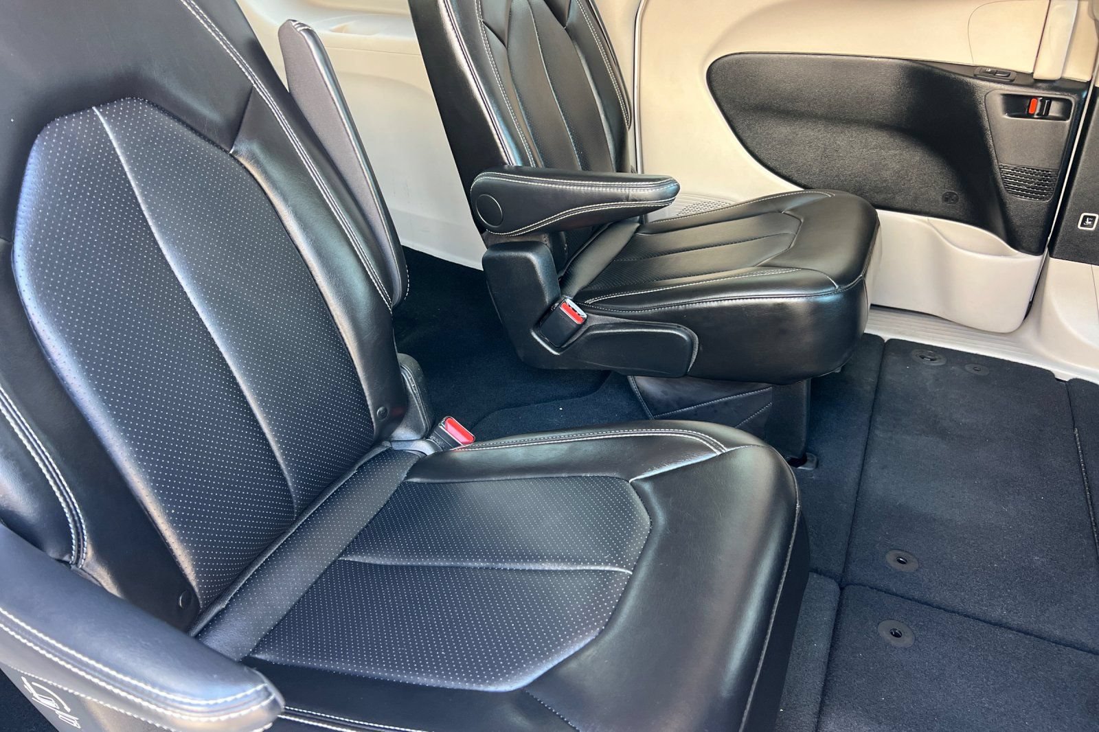 Used 2024 Chrysler Pacifica Touring-L FWD image 19