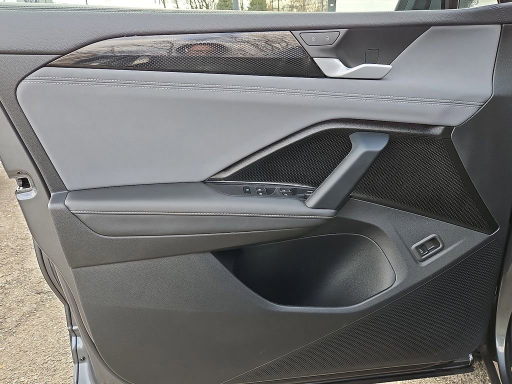 Certified 2025 Volkswagen Tiguan SE w/ Panoramic Sunroof Package image 12