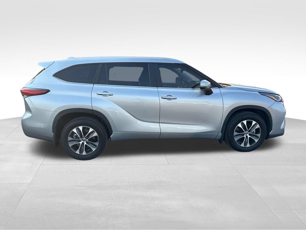 Used 2023 Toyota Highlander XLE AWD/4WD image 7