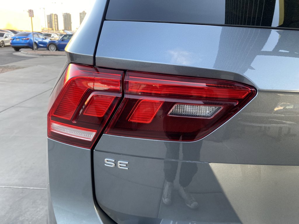 Used 2023 Volkswagen Tiguan SE w/ Panoramic Sunroof Package image 11