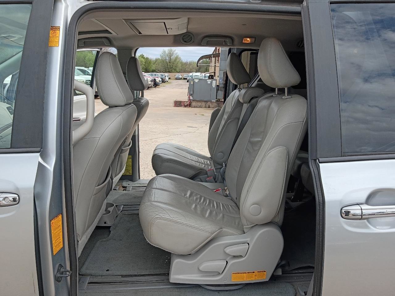 Used 2014 Toyota Sienna XLE w/ Entertainment Package image 16