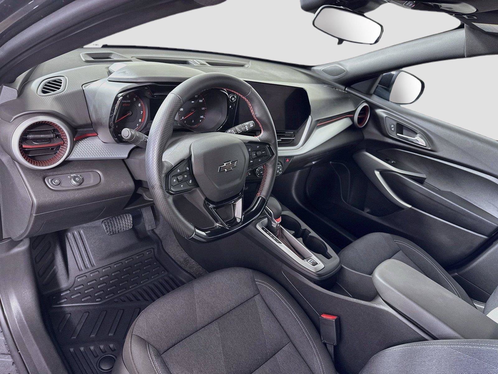 Used 2025 Chevrolet Trax RS w/ Driver Confidence Package FWD image 3