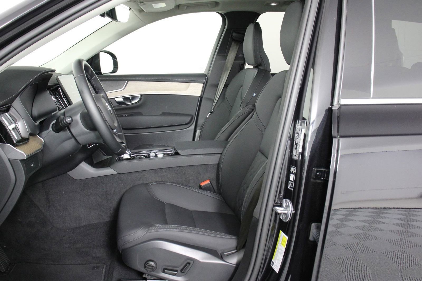 Certified 2026 Volvo XC90 B5 Plus image 31