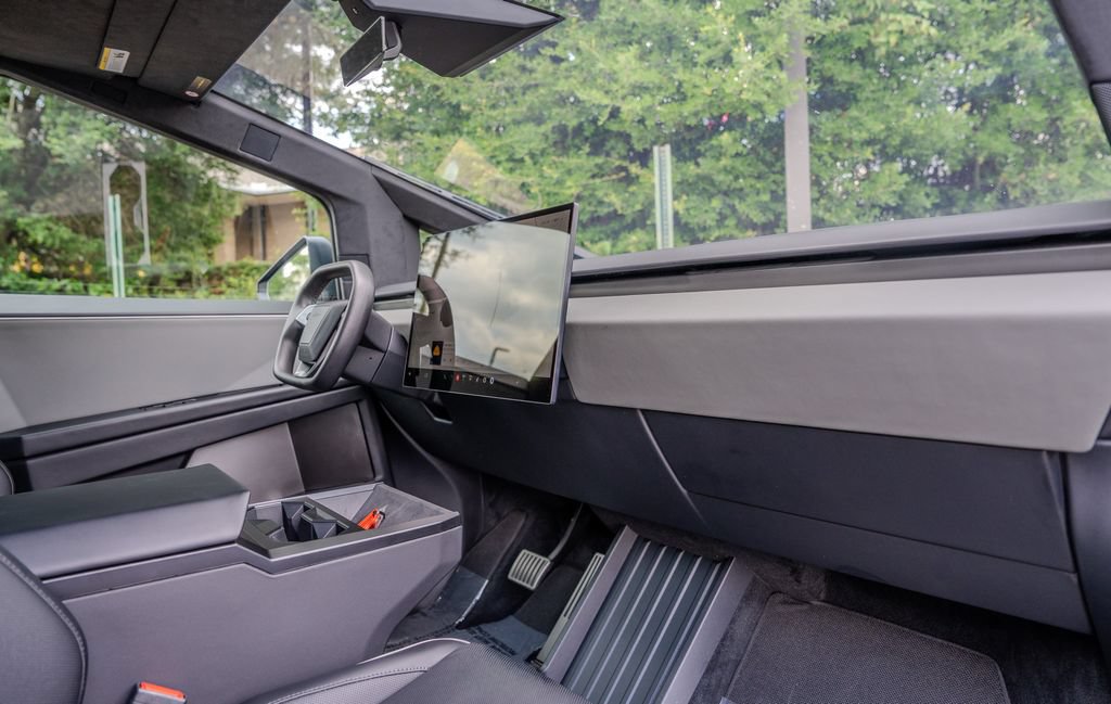 Used 2025 Tesla Cybertruck AWD Crew Cab image 21