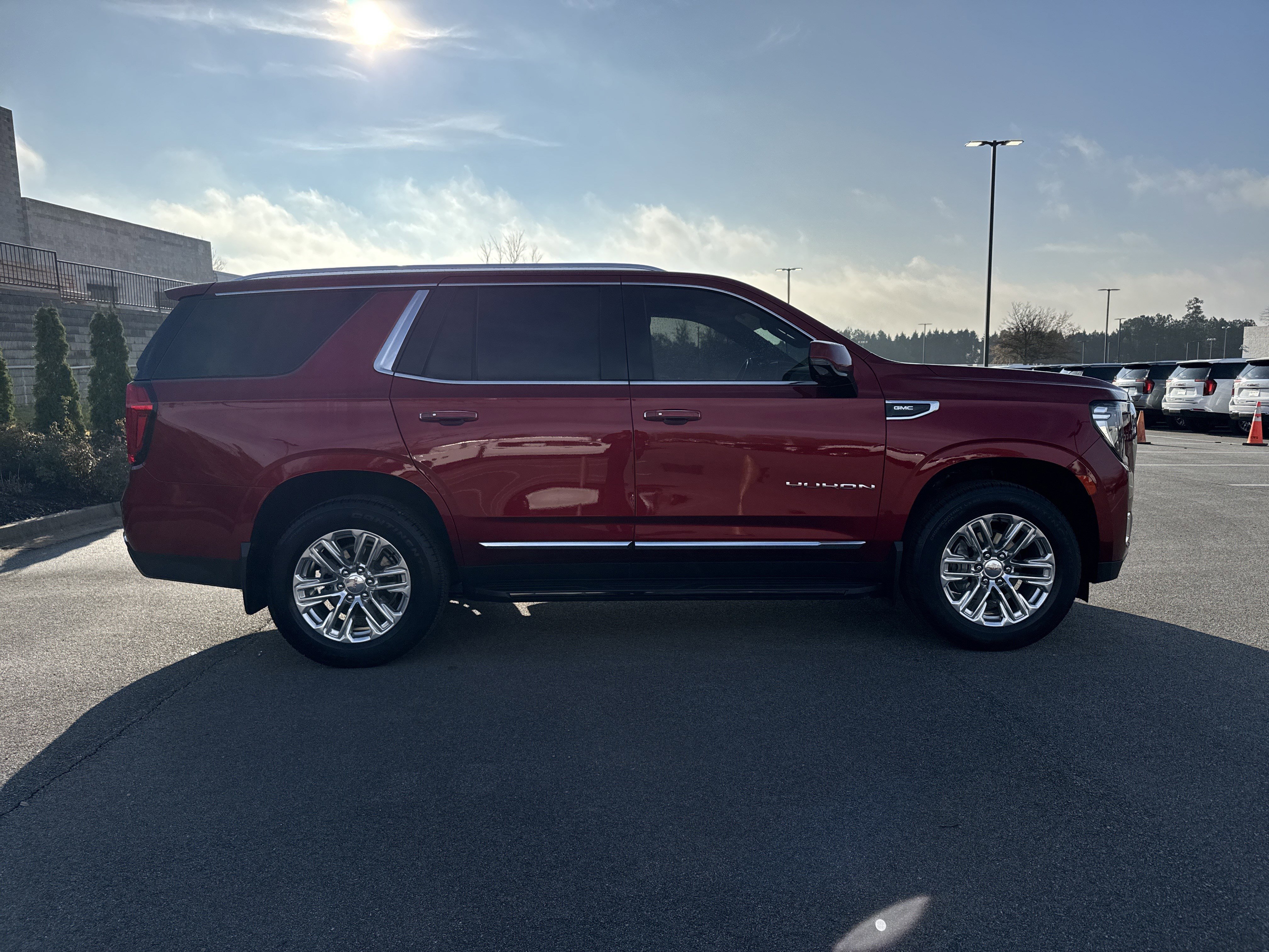 Used 2021 GMC Yukon SLT w/ SLT Premium Package image 11