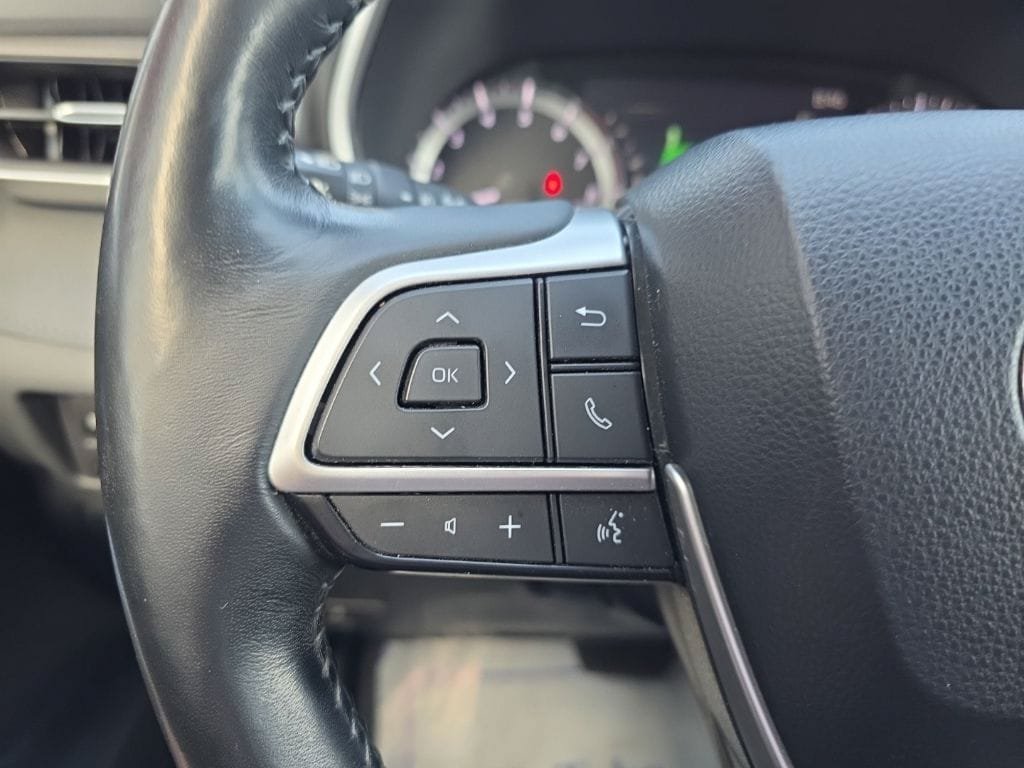 Used 2023 Toyota Highlander XLE AWD/4WD image 22