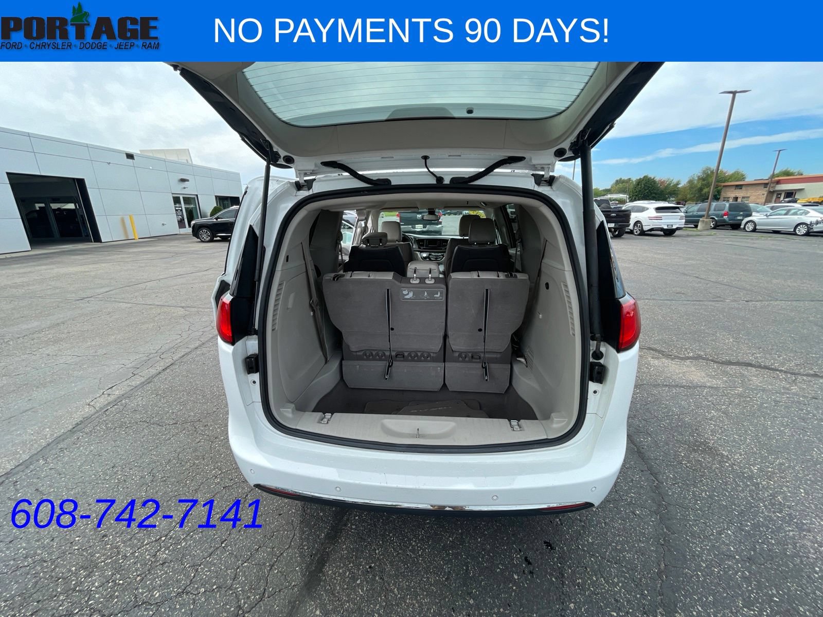 Used 2017 Chrysler Pacifica Touring-L FWD image 18