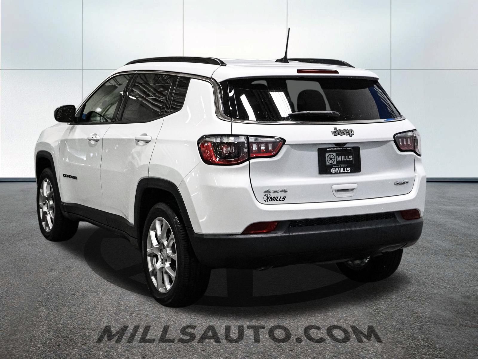 Used 2024 Jeep Compass Latitude AWD/4WD image 6