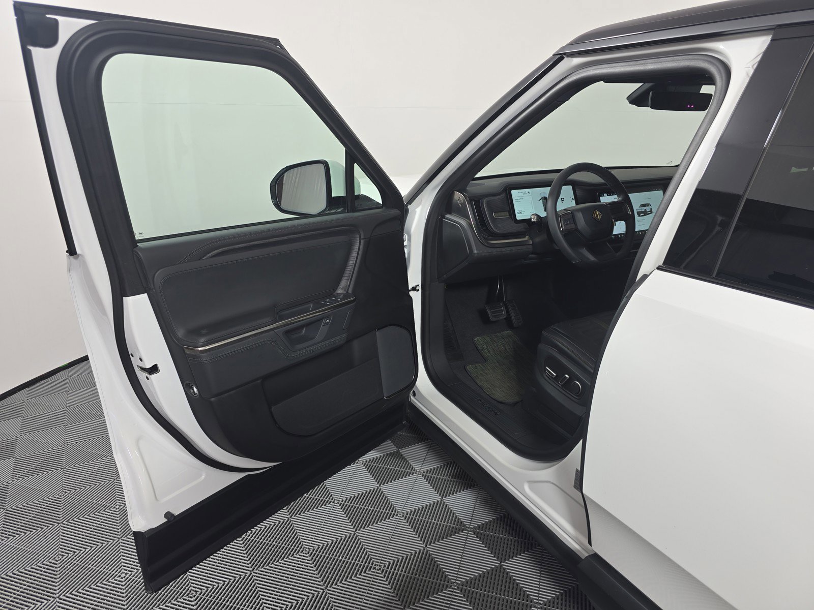 Used 2025 Rivian R1S Adventure AWD/4WD image 16