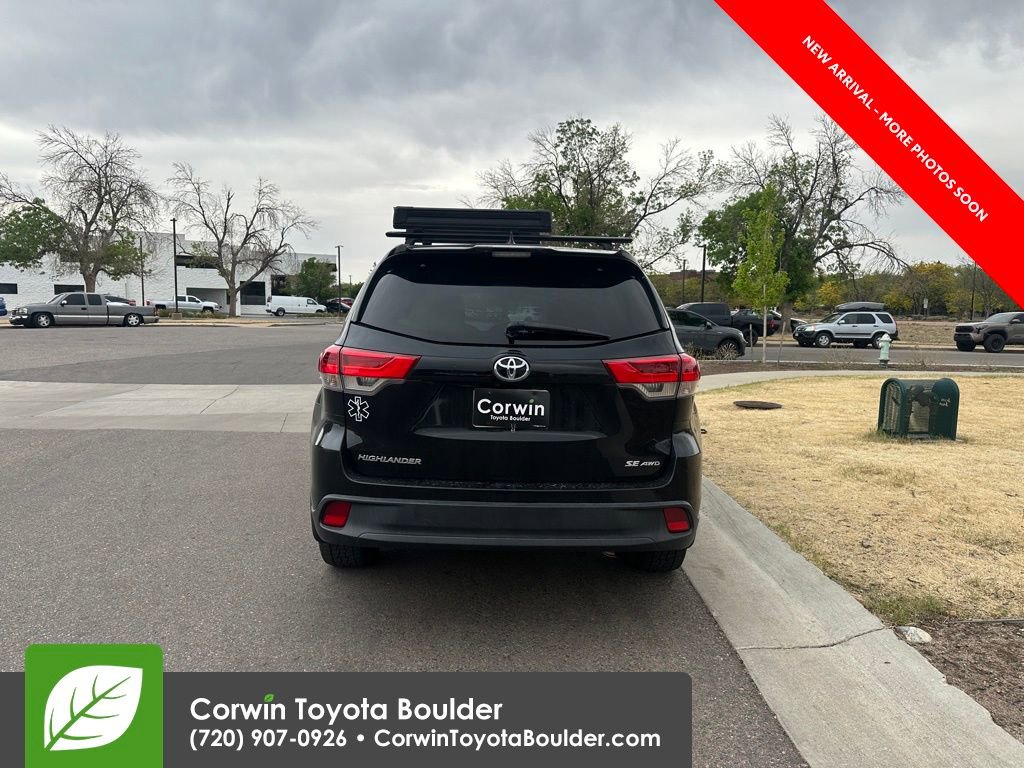 Used 2017 Toyota Highlander SE AWD/4WD image 4