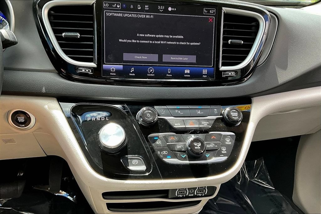 Used 2024 Chrysler Pacifica Touring-L FWD image 14