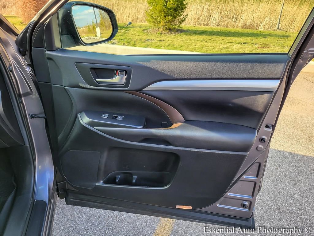 Used 2019 Toyota Highlander XLE AWD/4WD image 34