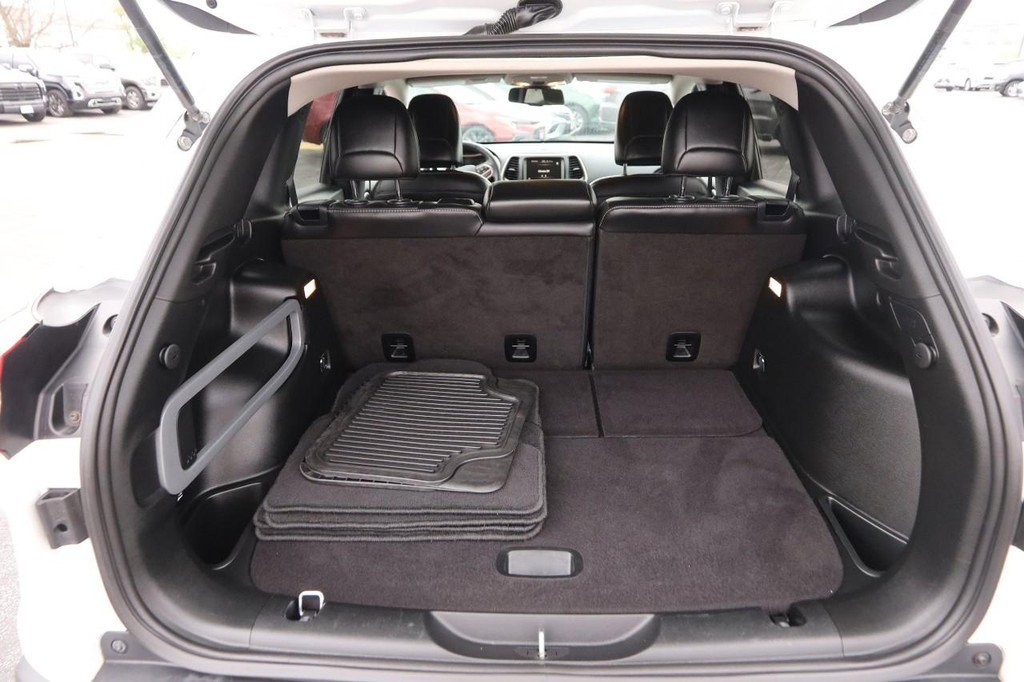Used 2017 Jeep Cherokee Limited image 7