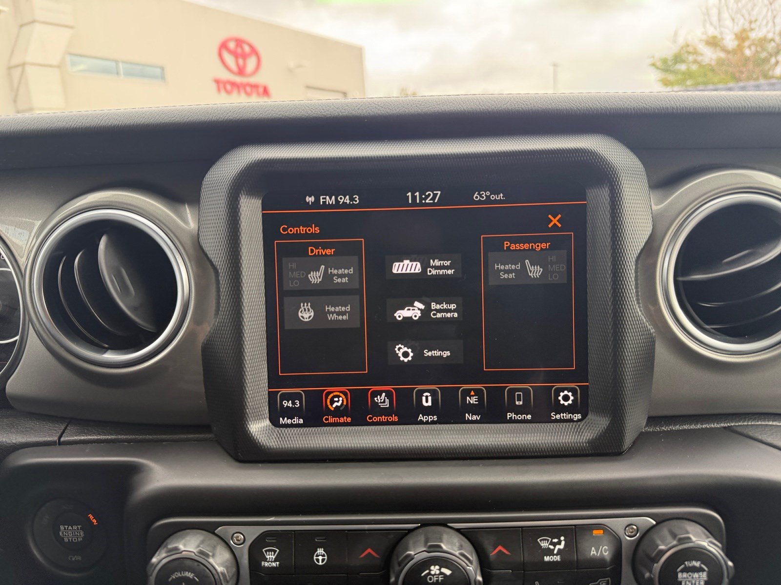Used 2022 Jeep Wrangler Unlimited Sahara w/ Cold Weather Group AWD/4WD image 23