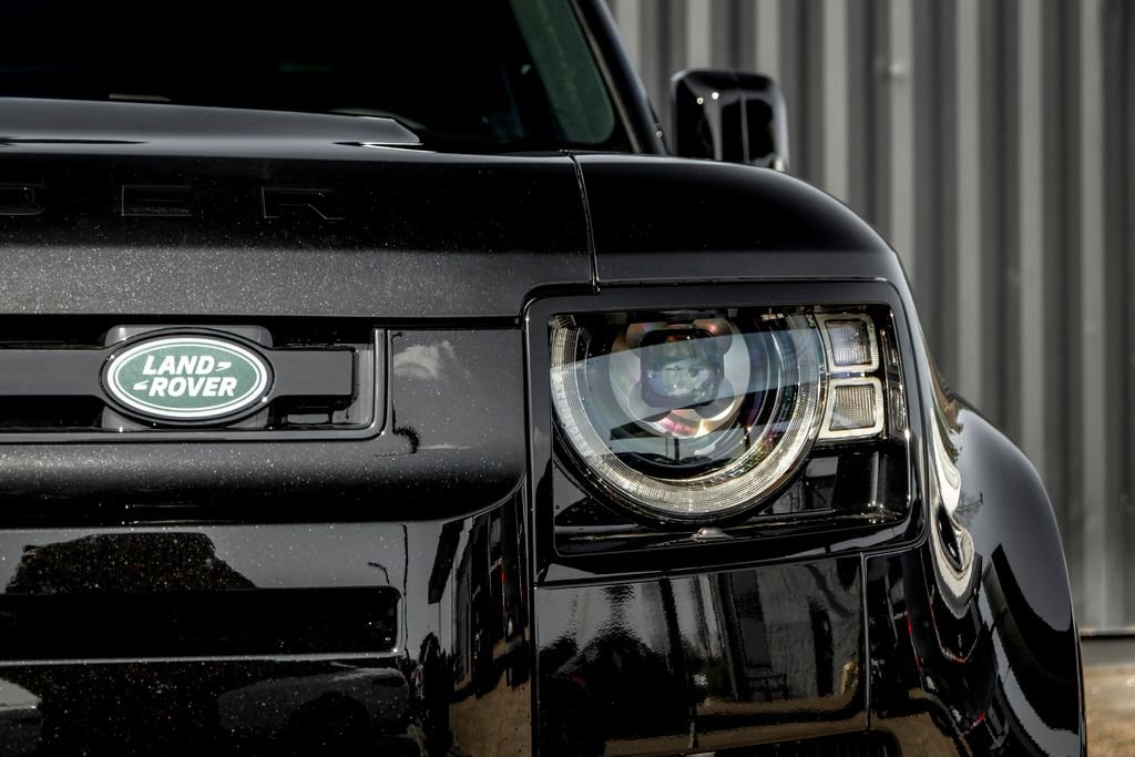 Used 2025 Land Rover Defender 130 X-Dynamic SE image 2